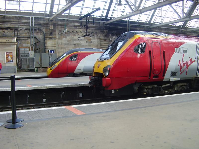 Pendolino 390045 + Voyager 221114: Photo of Pendolino 390045 + Voyager 221114