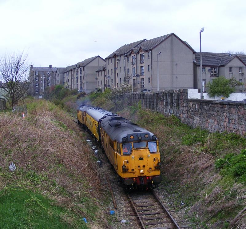 31233 2Q88: 31233 leads 2Q88 Inverness - Inverness via Aberdeen & Waterloo, down the branch, nearing the NR limit 13-04-11 Photo of 31233 2Q88