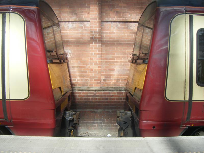 saying hello: two 320s in helensburgh central Photo of saying hello