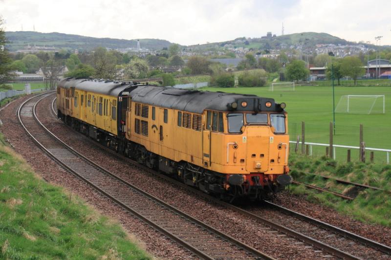 2Q88: 31602 leads 31233 on 2Q88 05.51 Inverness to Millerhill passing Peffermill playing fields on 15/04/2011 Photo of 2Q88