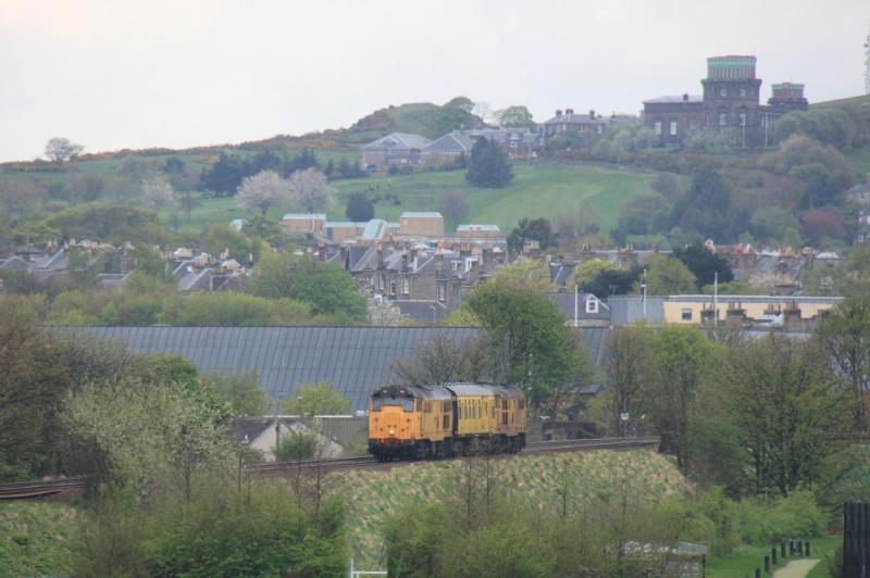 2Q88: 31602 leads 31233 on 2Q88 05.51 Inverness to Millerhill passing Peffermill playing fields on 15/04/2011 Photo of 2Q88
