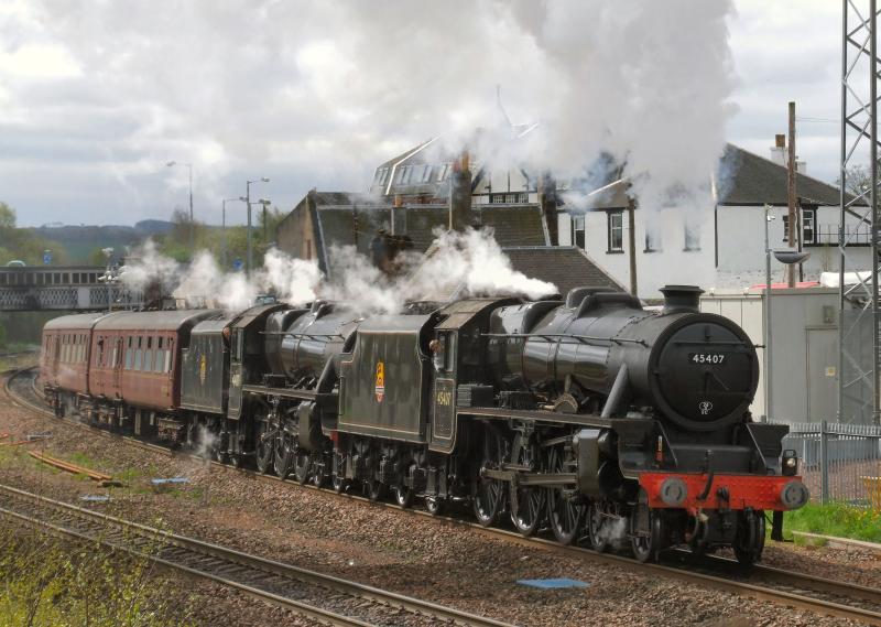 Photo of 45407 & 44871 with 5Z30 head in Larbert North DGL.