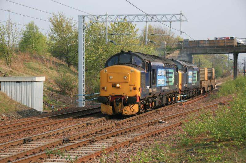 6M50 leaving Millerhill: 37688 + 37682 on 6M50 15.07 Torness to Carlisle leaving Millerhill on 19/04/2011 past the new catenary support for Waverley route. Photo of 6M50 leaving Millerhill