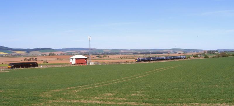 47760 & units: 47760 is inside Laurencekirk loop with 0Z28, shadow loco for the GB4 railtour, incase 46115 was to fail, while units head south Photo of 47760 & units
