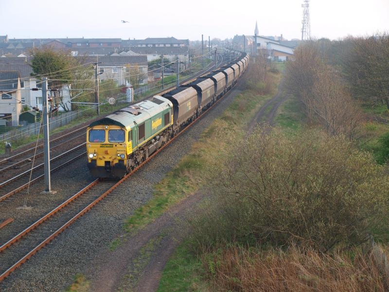 Troon - 20-04-2011: Freightliner 66554 enters the up goods loop between Troon & Barassie. Photo of Troon - 20-04-2011