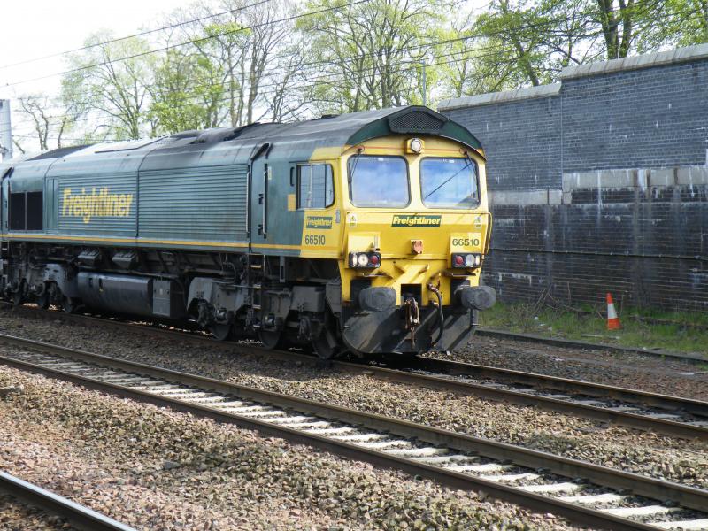 66510: 66510 Waiting on a passing 390 at Carstairs Photo of 66510