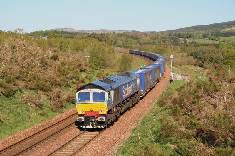 James 1st back on Stobart:
Back to DRS haulage, the Inverness to Mossend Stobart Rail service passes Blackford with 66414 James The Engine in charge. Photo of James 1st back on Stobart