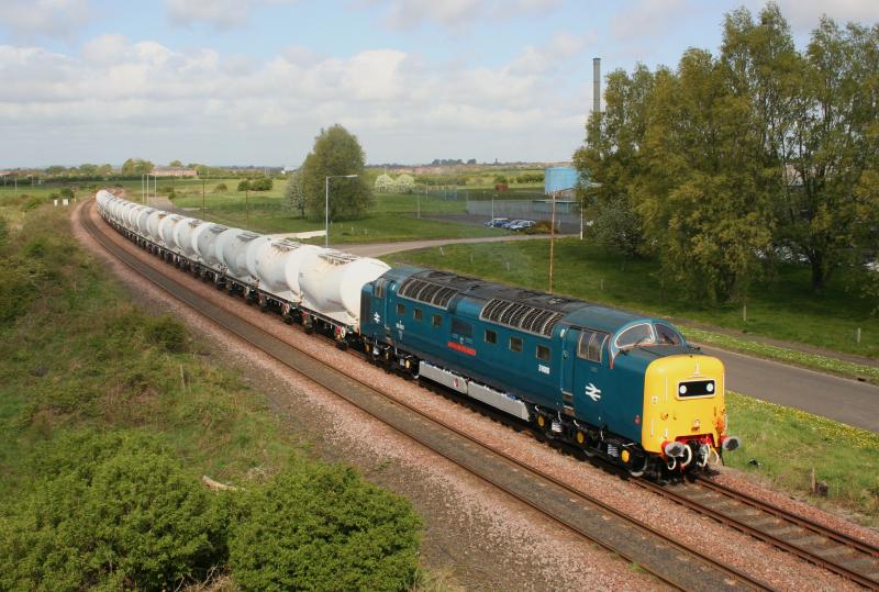 55022 6N51 Freemans Bridge:
55022 approaches the signal at Freemans while working 6N51 Lynemouth to North Blyth empty tanks on 27th April 2011, just as the sun dips! Photo of 55022 6N51 Freemans Bridge