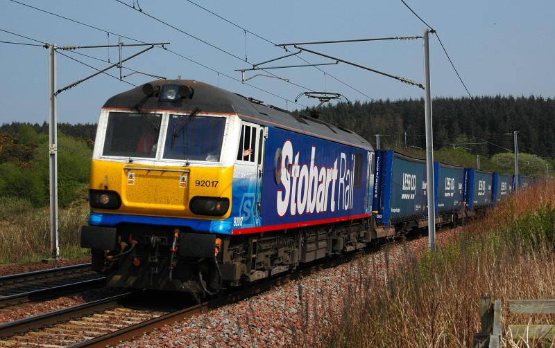 Friendly driver takes 'Bart The Engine' north on the Rugby-Mossend at Cartland on Good Friday 2011: Photo of Friendly driver takes 'Bart The Engine' north on the Rugby-Mossend at Cartland on Good Friday 2011