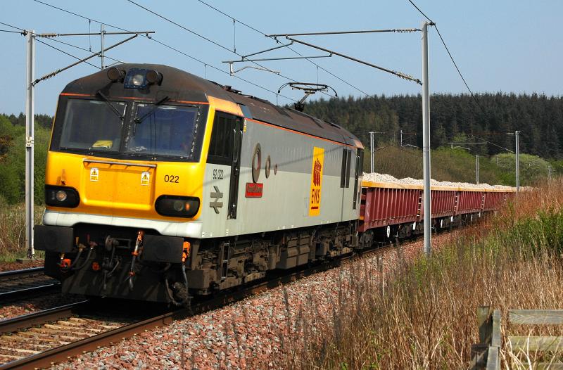 92022 'Charles Dickens' takes a heavy ballast working north at Cartland on Good Friday 2011: Photo of 92022 'Charles Dickens' takes a heavy ballast working north at Cartland on Good Friday 2011