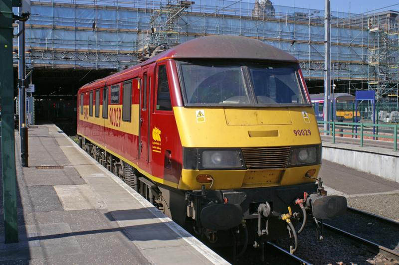 90029: 90029 sits in the Motorail Bays during the morning sunshine at Edinburgh Waverley Photo of 90029