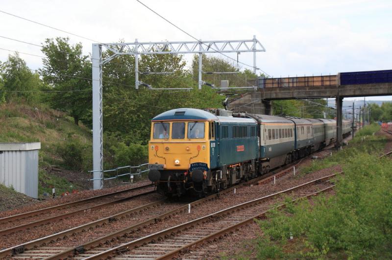 86101 leaving Millerhill: 86101 leaving Millerhill Yard on 5Z87 16.19 Millerhill to Edinburgh on 06/05/2011. Electric locos are rare on this line. Photo of 86101 leaving Millerhill