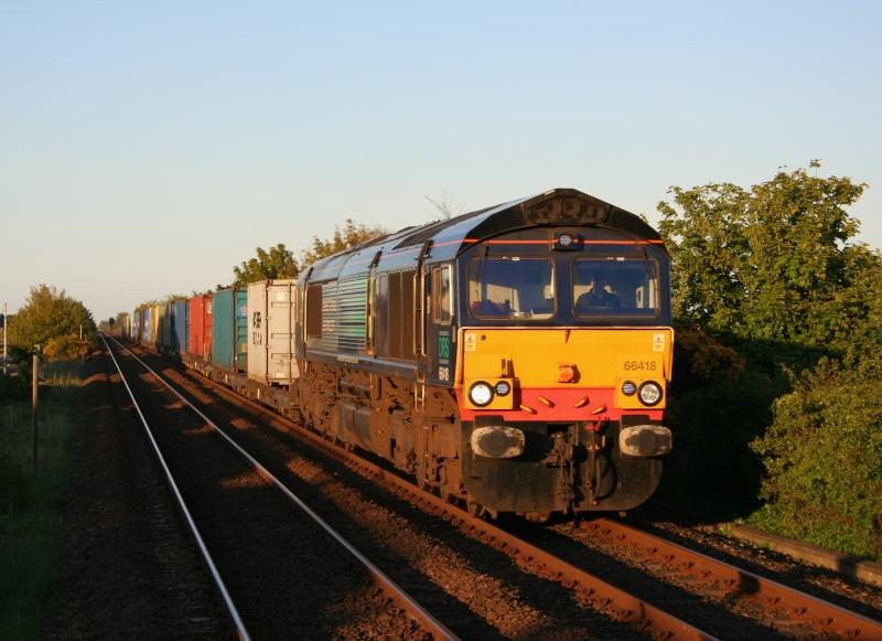 66418 4N83 03/05/11 Monifieth:
66418 passes Monifieth on 3rd May 2011 with 4N83 Aberdeen Craiginches to Grangemouth intermodal Photo of 66418 4N83 03/05/11 Monifieth