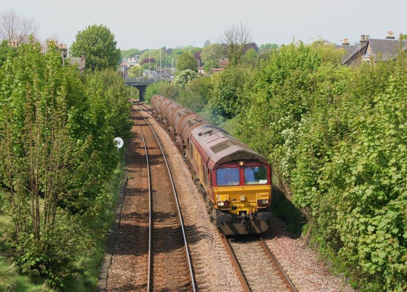 66001 6A30 07/05/11 West Ferry:
66001 passes West Ferry on 7th May 2011 working 6A30 Mossend to Aberdeen Waterloo tanks Photo of 66001 6A30 07/05/11 West Ferry