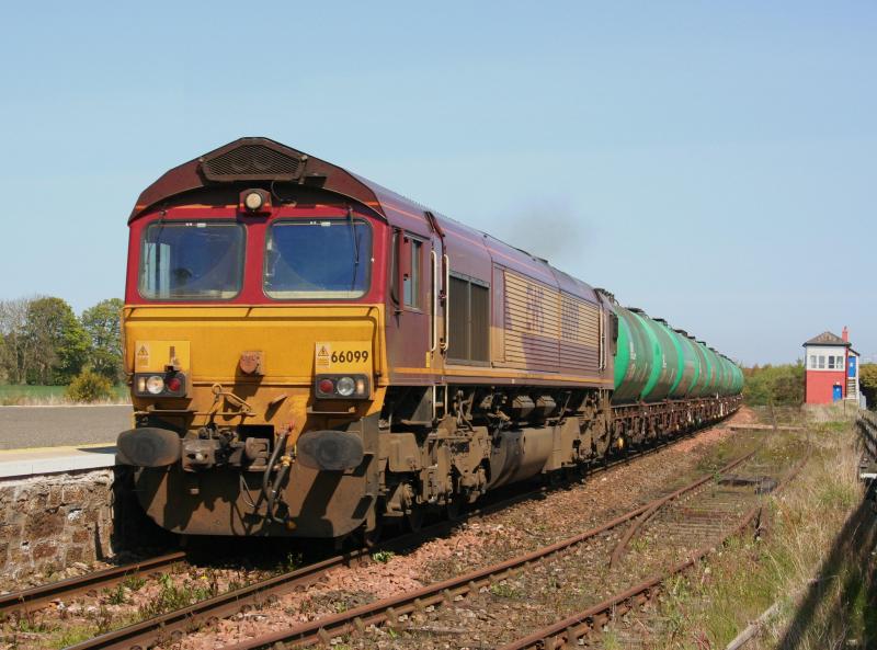 66099 6D71 Leuchars 04/05/11:
66099 passes Leuchars on 4th May 2011 with 6D71 Linkswood to Mossend empty aviation fuel tanks Photo of 66099 6D71 Leuchars 04/05/11