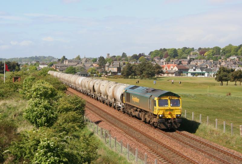 66599 6A65 09/05/11 Monifieth:
66599 passes Monifieth after a pathing stop at Dundee while working 6A65 Oxwellmains to Aberdeen Craiginches on 9th May 2011 Photo of 66599 6A65 09/05/11 Monifieth