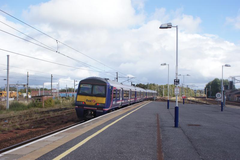 Carstairs Junction: This 322 EMU has a brief stop at Carstairs Junction , enroute to North Berwick , ex-Glasgow Central (September 2010) Photo of Carstairs Junction