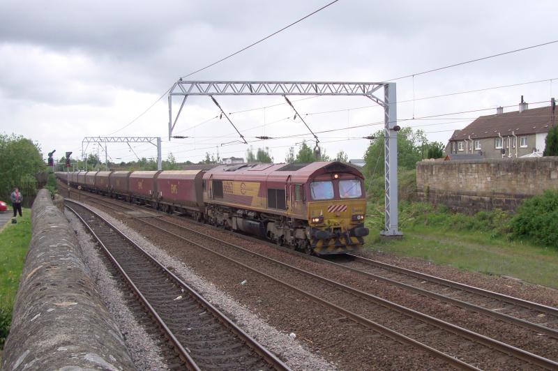 66062 COATBRIDGE CENTRAL: 66062 WITH FULL COAL HOPPERS AT COATBRIDGE CENTRAL 11TH MAY 2011 Photo of 66062 COATBRIDGE CENTRAL