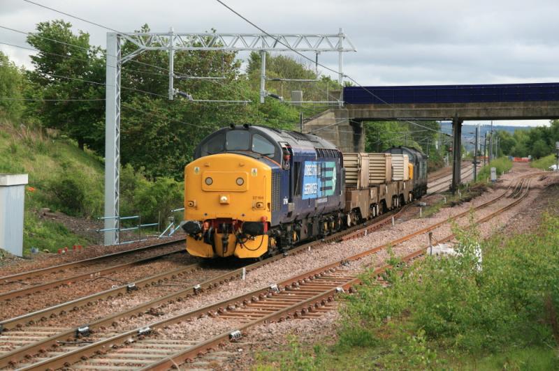 6M50: 37194 leads 37229 topn tail on 6M50 15.07 Torness to Carlisle leaving Millerhill on 17/05/2011. New Turnback siding nearly complete, 2nd set of fishplates from bottom of photo are clamped Photo of 6M50