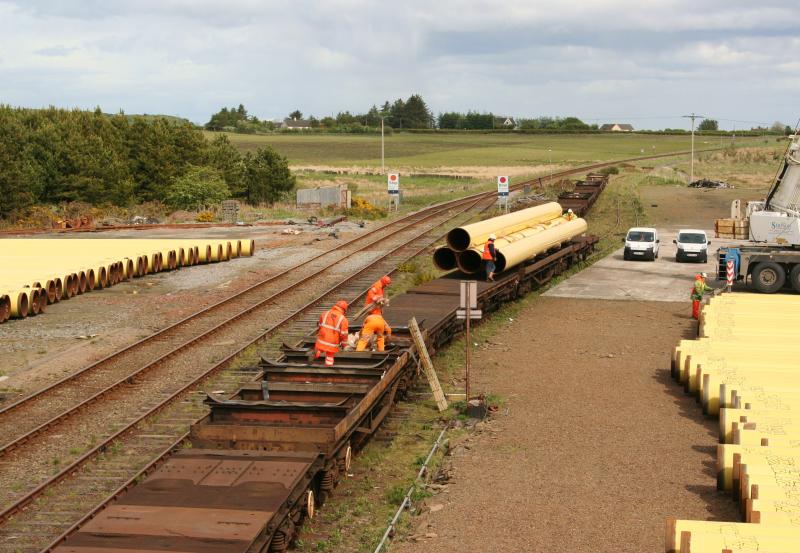 66099 Georgemas Junction Big Yellow Pipes:
Georgemas Junction and the Big Yellow Pipes being unloaded on the 18th May 2011 Photo of 66099 Georgemas Junction Big Yellow Pipes