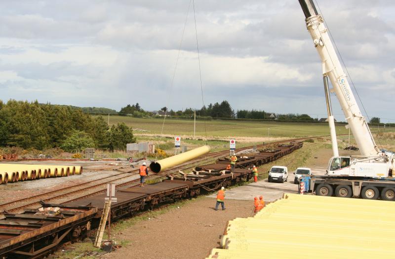 66099 Georgemas Junction Big Yellow Pipes:
Georgemas Junction and the Big Yellow Pipes being unloaded on the 18th May 2011 Photo of 66099 Georgemas Junction Big Yellow Pipes