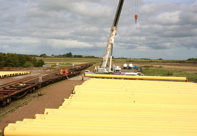 66099 Georgemas Junction Big Yellow Pipes:
Georgemas Junction and the Big Yellow Pipes being unloaded 18th May 2011 Photo of 66099 Georgemas Junction Big Yellow Pipes
