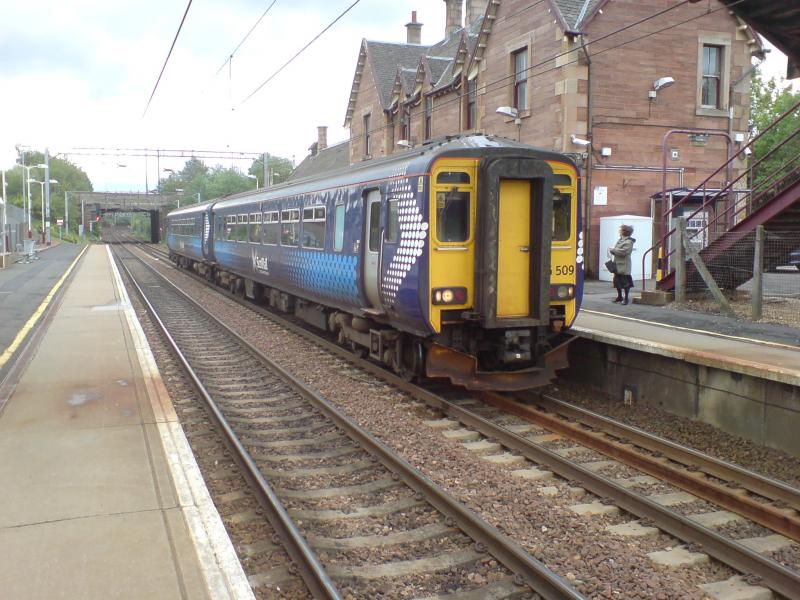 156509 at Uddingston : 156509 awaits to depart Uddingston station for Glasgow Central. Photo of 156509 at Uddingston