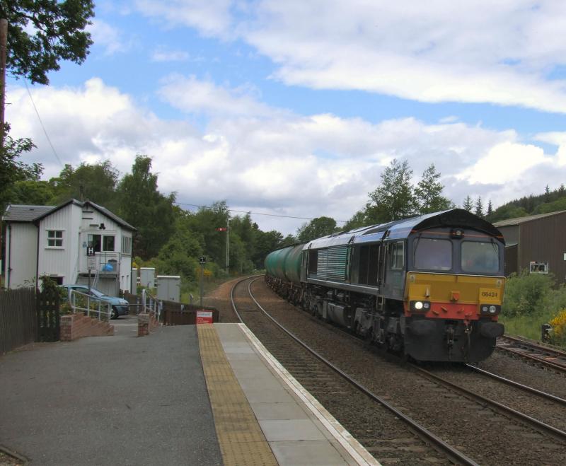 66424 and 6D50 Inverness - Mossend tanks pass Pitlochry.: 66424 and 6D50 Inverness - Mossend tanks pass Pitlochry. Photo of 66424 and 6D50 Inverness - Mossend tanks pass Pitlochry.