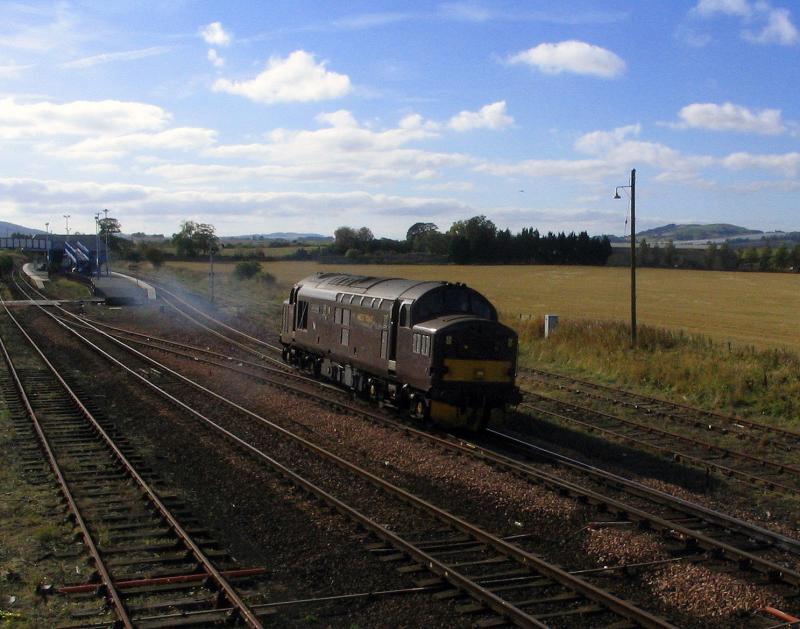 37248_0Z99_121007.jpg: 37248 passes Leuchars as 0Z99 to rescue The Royal Scotsman (1H84) which had failed at Dundee on 12/10/07. Not the best photo in the world, but it'll have to do! Photo of 37248_0Z99_121007.jpg