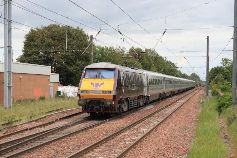 91101 at Prestonpans: 91105 on the rear with 82205 in Flying Scotsman livery on 1E18 14.00 Edinburgh to Kings Cross at Prestonpans on 06/06/2011 Photo of 91101 at Prestonpans
