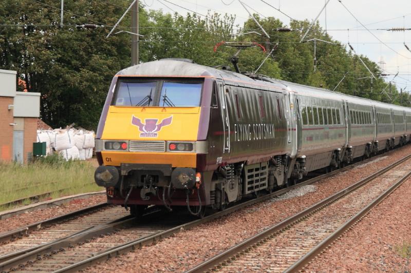 91101 in Flying Scotsman livery: 91101 on the rear of the 14.00 Edinburgh to Kings Cross at Prestonpans on 06/06/2011 Photo of 91101 in Flying Scotsman livery