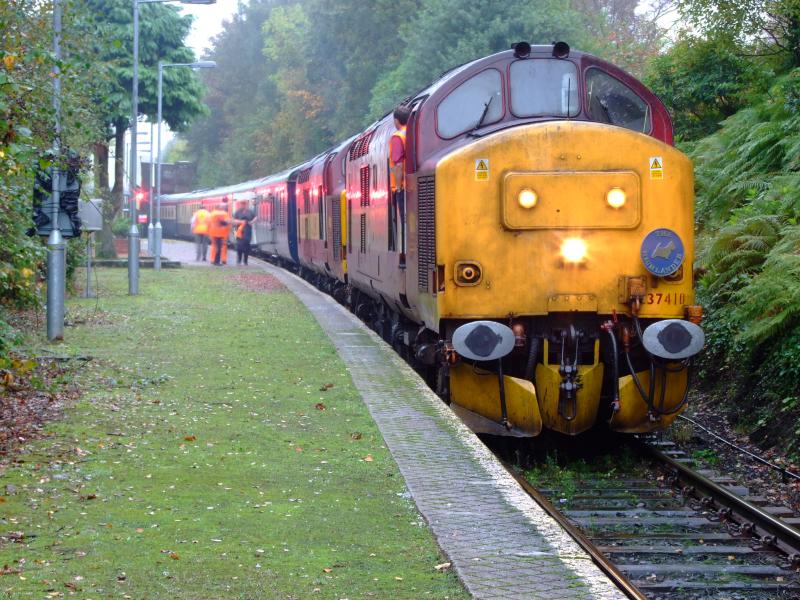 37410 and 37417 at Helensburgh Upper: 13 oct 2007 37410 and 37417 at helensburgh upper with 1Z22 dumbarton to oban autum west highlander Photo of 37410 and 37417 at Helensburgh Upper