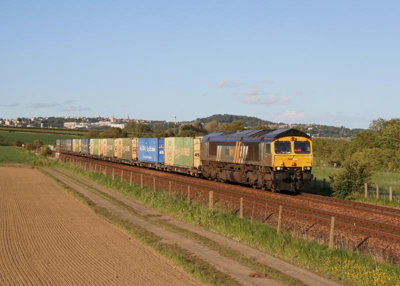 66304 4N83 290511:
66304 is seen just south of Invergowrie while working 4N83 Aberdeen to Grangemouth on Sunday 29th May 2011 Photo of 66304 4N83 290511