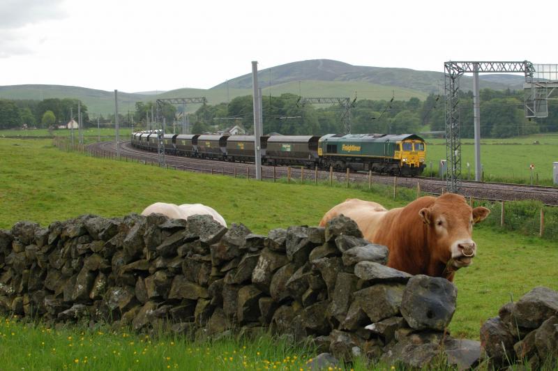 And Bully's Special Prize Is....: Freightliner Fred 66548 on an UID coal train in Abington Loop in full crud on 10th June 2011. Photo of And Bully's Special Prize Is....