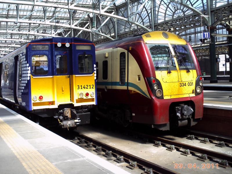 314212 and 334031: 314212 and 334031 in old and new liveries in Glasgow Central. 30/4/2011 Photo of 314212 and 334031