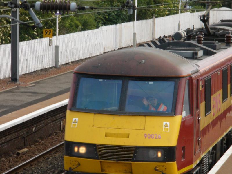 Friendly Driver: Cheerfully driven 90026 takes the Edinburgh beds to Glasgow Polmadie depot on of Saturday 11th June 2011. Photo of Friendly Driver