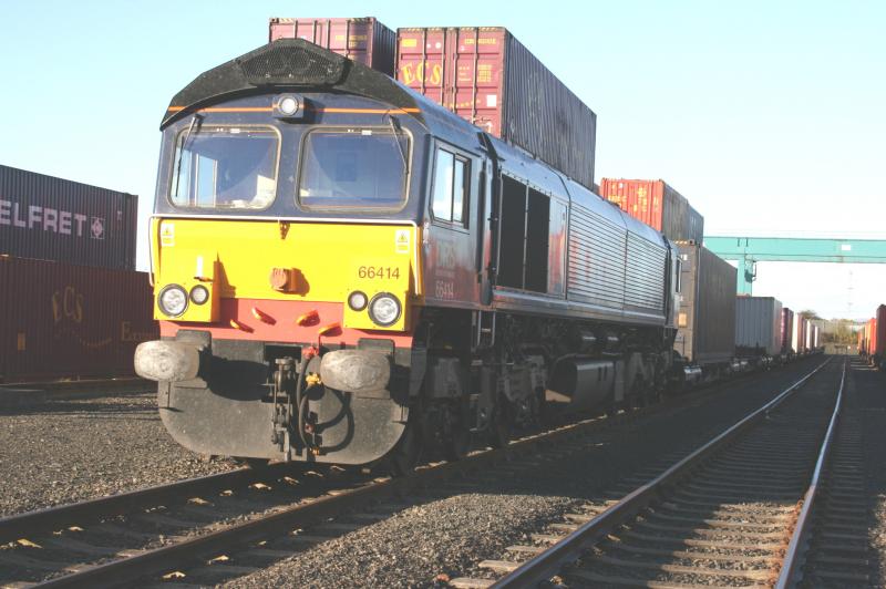 66414: 66414 at TDG Grangemouth on 17/10/07 being loaded for 4M94 Photo of 66414