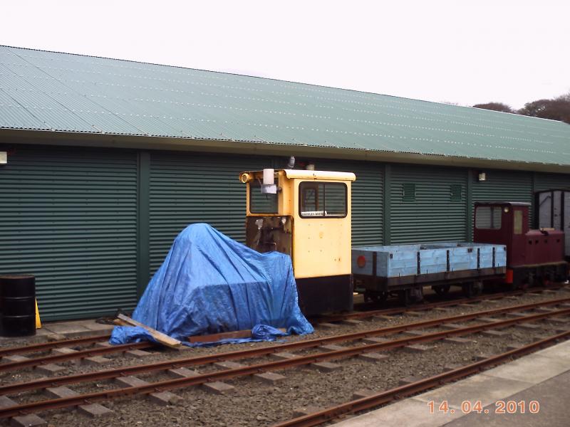 shunter at the almond valley railway: a little shunter which is cut up at the almond valley railway.that shunter used to be my faverote one there! Photo of shunter at the almond valley railway