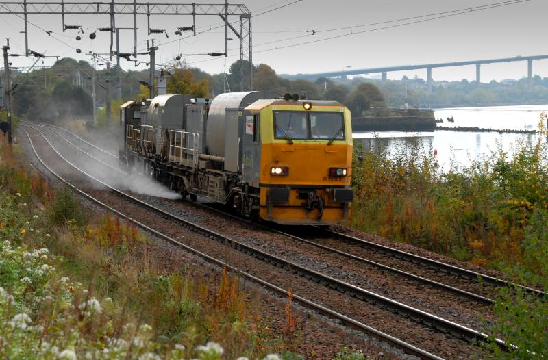 MPV DR98969 at BOWLING.jpg: Railtrack MPV No 98969 about to pass through Bowling on Saturday 13th October. Photo of MPV DR98969 at BOWLING.jpg