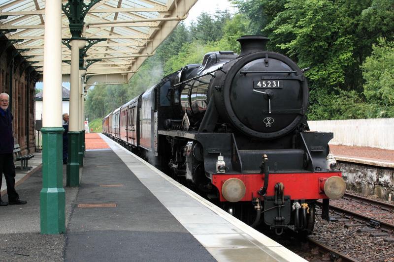 45231 at Dalmally: 45231 at Dalmally on 6/7/11 with the Queen of Scots set and 37685 on the front. Photo of 45231 at Dalmally
