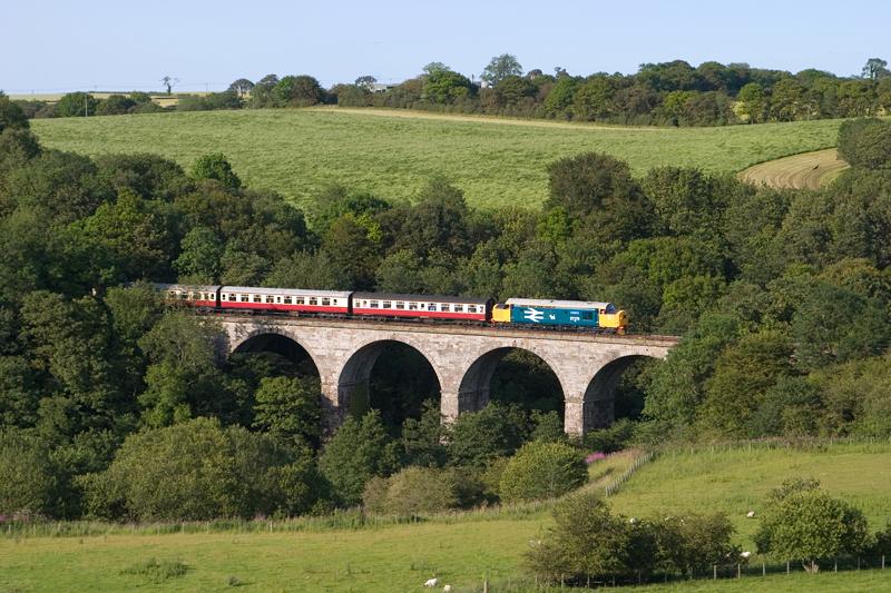 37175 Avon viaduct (1): 37175 shuts off power and coasts across the Avon viaduct between Birkhill and Manuel Junction while working the 18:15 special from Bo'ness during the Class 37 running evening, Saturday 23rd July 2011. Photo of 37175 Avon viaduct (1)