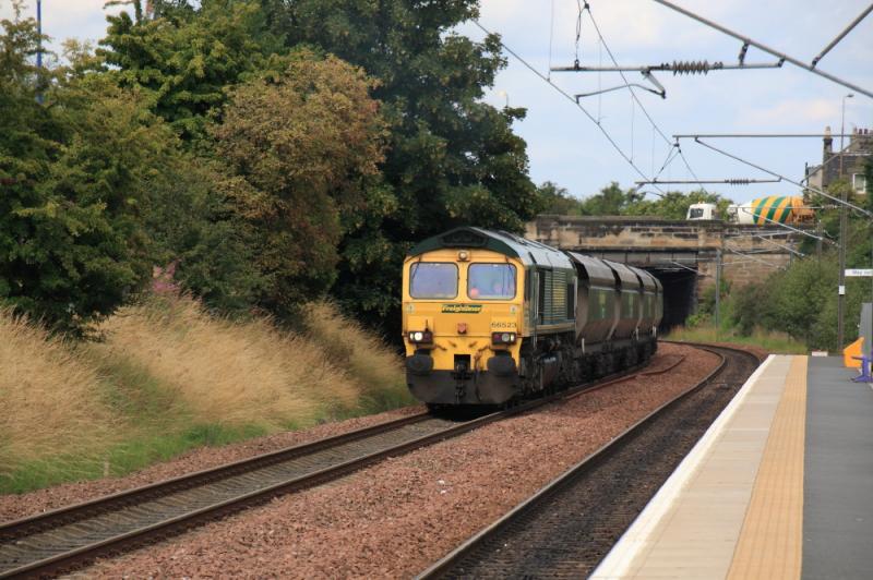 66523 on 6Z08: 66523 on 6Z08 13.33? Leith Docks to Longannet Power Stn. approaches Brunstane on 03/08/2011 Photo of 66523 on 6Z08