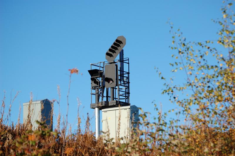 DSC_3624.JPG: The fine new signal guarding the southern approach to Dyce. The route indicator above the position light possibly guides trains into the appropriate siding at Raiths Farm? Photo of DSC_3624.JPG