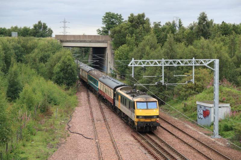 90036 on 5Z39: 90036 on the rear of 5Z39 12.30 Millerhill to Edinburgh leaving Millerhill on 12/08/2011 Photo of 90036 on 5Z39