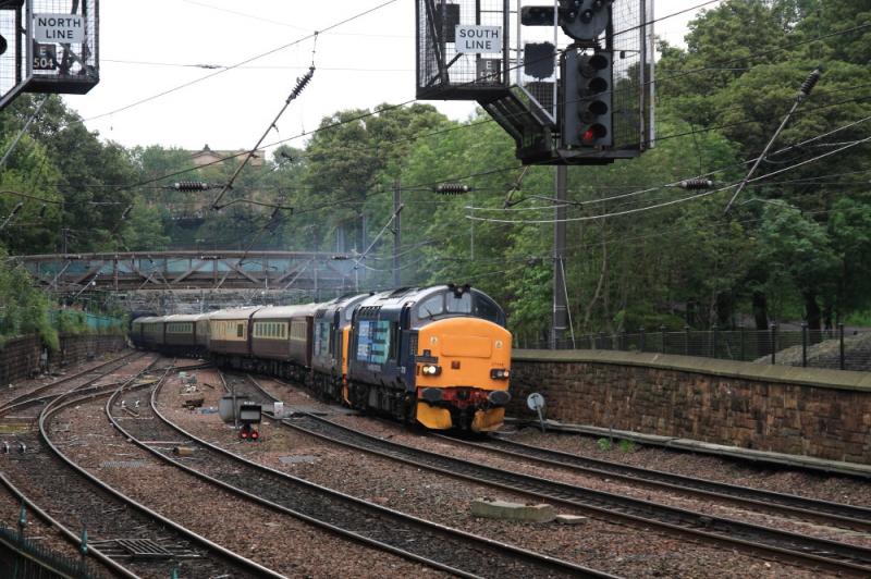 1Z28: 37218 + 37409 on 1Z28 09.19 Ednburgh to Oban in Princes St Gardens on 21/08/2011 Photo of 1Z28