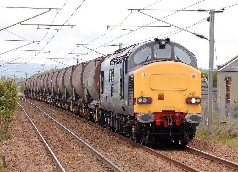 English Electric on South American china clay: 08-22 37610 Ted Cassidy storms through Irvine with 14 loaded china clay tanks running as 6R52 Mossend to Irvine. Photo of English Electric on South American china clay