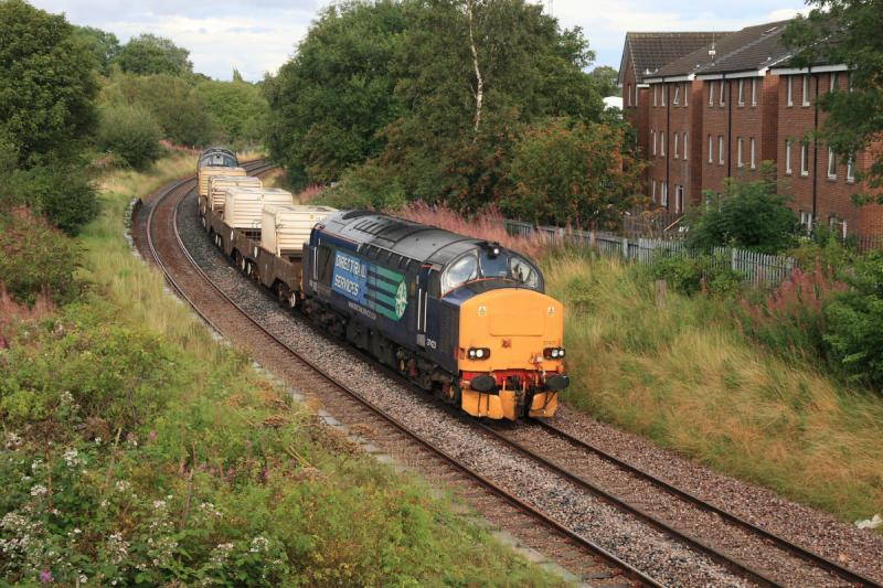 6M50 at Duddingston: 37423 leads 37069 with 4 flasks on the 15.07 Torness to Carlisle Kingmoor through the site of Duddingston Stn. on 24/08/2011 just after 170470 passed on ECS Photo of 6M50 at Duddingston
