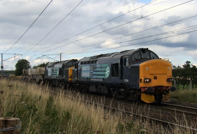 37218 & 611 pass Float with 6M22 Hunterston - Kingmoor Flasks.: 37218 & 611 pass Float with 6M22 Hunterston - Kingmoor Flasks Photo of 37218 & 611 pass Float with 6M22 Hunterston - Kingmoor Flasks.