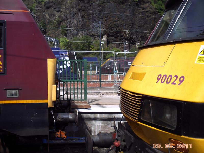 diesel, electric, DMU, EMU: a class 67, 90, 380 and a 220 in Edinburgh. Photo of diesel, electric, DMU, EMU