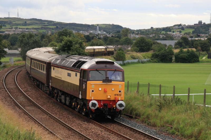 5Z92: 47832 leads 47790 on 5Z92 15.58 Motherwell to Edinburgh passing Peffermill Playing fields on 02/09/2011. 5th livery in 6 years Photo of 5Z92